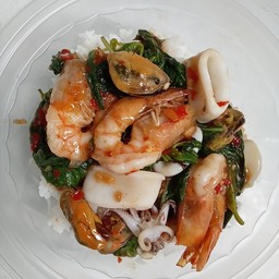 ผัดกะเพราราดข้าว