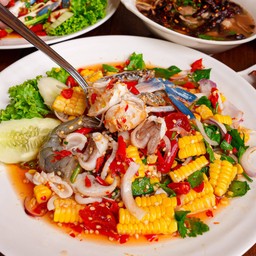 ยำข้าวโพดทะเลครบเครื่องไข่แดงเค็ม.