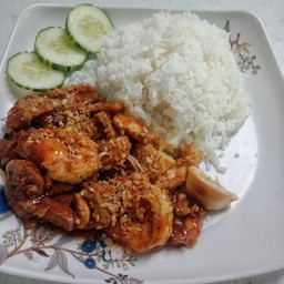 ผัดกระเทียมราดข้าว