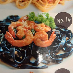 เฟตตูชินีหมึกดำกะเพรากุ้งสด (Black Squid lnk Fettuccine Spicy Prawn)