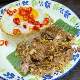 เนื้อหมักทอดกระเทียมขุนช้าง (ราดข้าว)