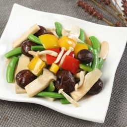 ผัดเห็ดรวมถั่วลันเตาพริกหยวกเจ