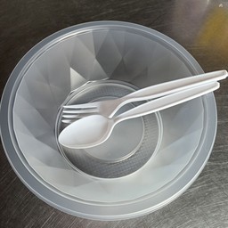 ชามและช้อนส้อมพลาสติก