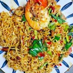 ผัดมาม่าต้มยำหมูกรอบ