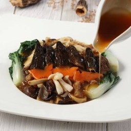 ผัดผักรวมมิตรเห็ดมอเรลราดน้ำมันหอยเจ