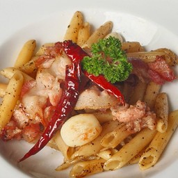 BLACK Fettuccine Bacon Aglio Olio (เฟตตูชินีหมึกดำ เบคอนผัดพริกแห้ง)