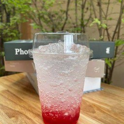 สตรอว์เบอร์รี่โซดา