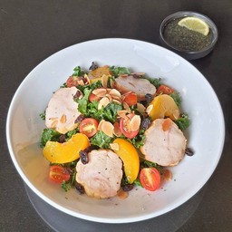 สลัดเคลพีชไก่อบรมควัน (Kale Peach Smoked chicken salad)