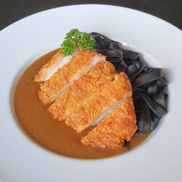 Black Fettuccine Curry Pork (เฟตตูชินีหมึกดำ แกงกระหรี่หมูทอด)
