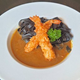 Black Fettuccine Curry Prawn (เฟตตูชินีหมึกดำ แกงกระหรี่กุ้งระเบิด)