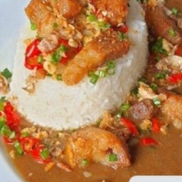 ข้าวแกงกะหรี่หมูกรอบผัดพริกเกลือ (Crispy Pork chilli salt curry Rice