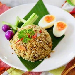 ข้าวผัดแกงไตปลาแห้ง+ไข่ต้ม + ผักสด