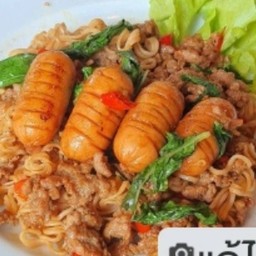 มาม่ากระเพราหมูสับไส้กรอกรมควัน