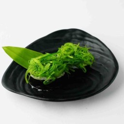 ข้าวปั้นหน้ายำสาหร่าย2ชิ้น