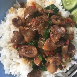 กระเพราเครื่องในไก่