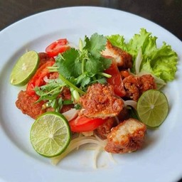 ยำไก่กรอบมะนาวสด (Spicy Crispy Chicken Salad)