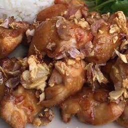 ไก่กรอบกระเทียมพริกไทยราดข้าว