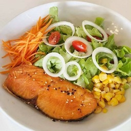 สลัดแซลมอนย่าง (Grilled Salmon Salad)