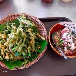 ยำกุ้งผักบ้งกรอบ