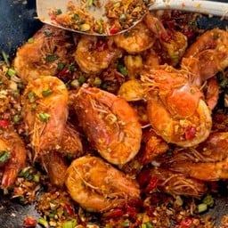 กุ้งคั่วพริกเกลือราดข้าว