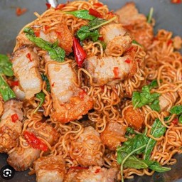 กระเพรามาม่าหมูกรอบ