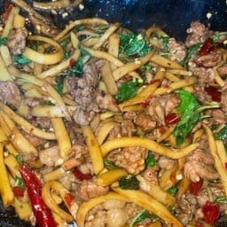 ข้าวกะเพราเนื้อหน่อไม้