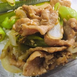 ผัดพริกหยวก ราดข้าว