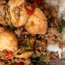 ข้าวกระเพราหมูเต้าหู้ไข่