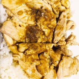 ผัดกระเทียมพริกไทยอกไก่ราดข้าว