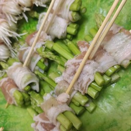 สามชั้นพันหน่อไม้ฝรั่ง