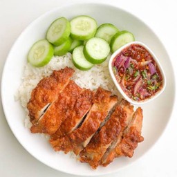 ข้าวอกไก่ทอด  น้ำจิ้มแจ๋ว