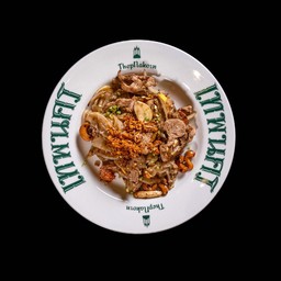 เส้นใหญ่ไฟแดงหมู Stir fried flat noodles with Pork