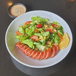 สลัดไส้กรอกเยอรมันหมูรมควันย่าง (Grilled Smoked German Sausage salad)