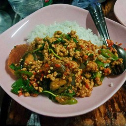 ผัดกระเพราไข่เยี่ยวม้าหมูสับ ราดข้าว