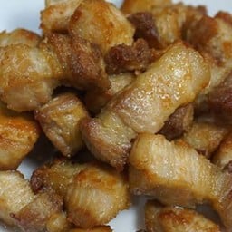 สามชั้นทอดน้ำปลาเป็นกับ