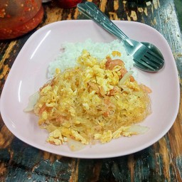 ผัดแหนมวุ้นเส้นใส่ไข่ ราดข้าว