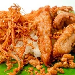ข้าวเหนียวไก่ทอด ผสม หมูฝอย (ห่อละ)