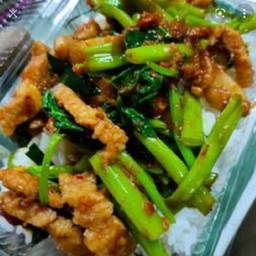 ข้าวพริกแกงสามชั้นผักบุ้ง