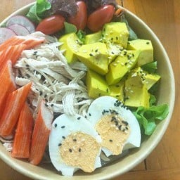 สลัดผักอกไก่ฉีก+ปูอัด+ไข่ต้ม+อะโวคาโด