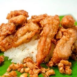 ข้าวเหนียวหมูทอด ผสม ไก่ทอด (ห่อละ)