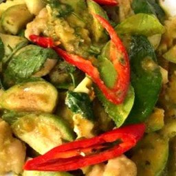 Stir-fried dry green curry rice with minced pork