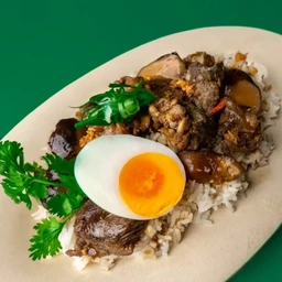 ข้าวหน้าเนื้อตุ๋นยาจีน Braised Beef Rice Bowl