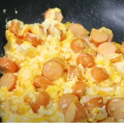 ข้าวไข่ขยี้ใส้กรอก