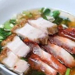 บะหมี่เกี๊ยวหมูแดง หมูกรอบ