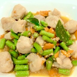 ลูกชิ้นปลากรายผัดพริกเหลือง