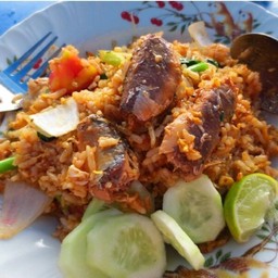 ข้าวผัดปลากระป๋อง