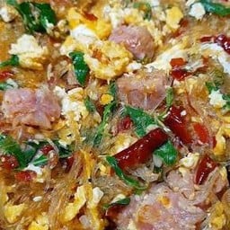 ผัดกะเพราสามเซียน (แหนม+ไข่+วุ้นเส้น)