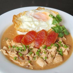 ข้าวหน้าไก่ราชวงศ์ไข่ดาวกรอบ