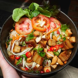 ยำหมูกรอบปลอมและเต้าหู้