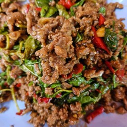 กระเพราเนื้อเป็นกับ